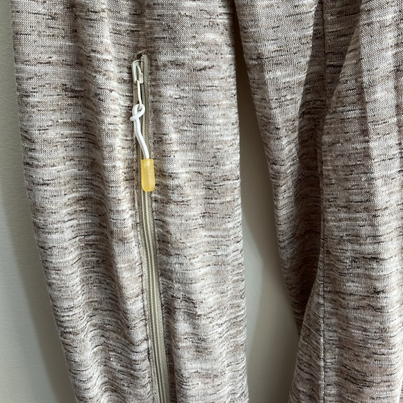 Sholdit Pocket Scarf - Picture 2 of 6